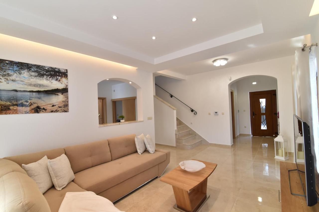 Villa Muskatel -With Heated Pool Brzac Экстерьер фото